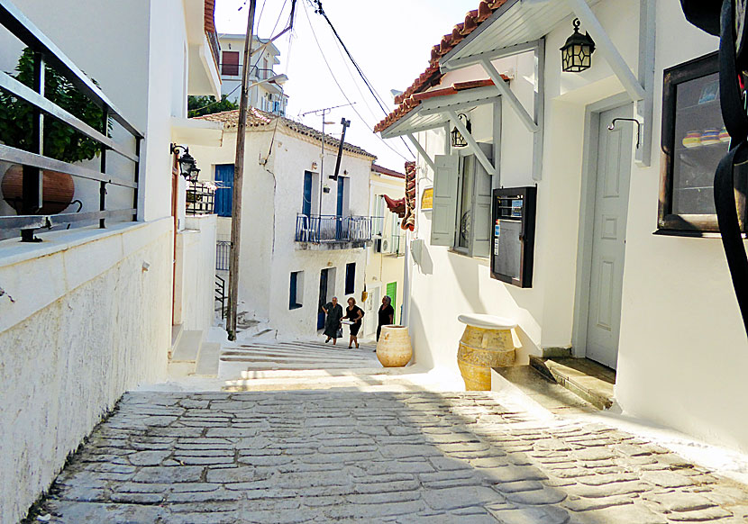Den branta backen som går från Koroni upp till den pampiga ingången i Koroni Castle. 