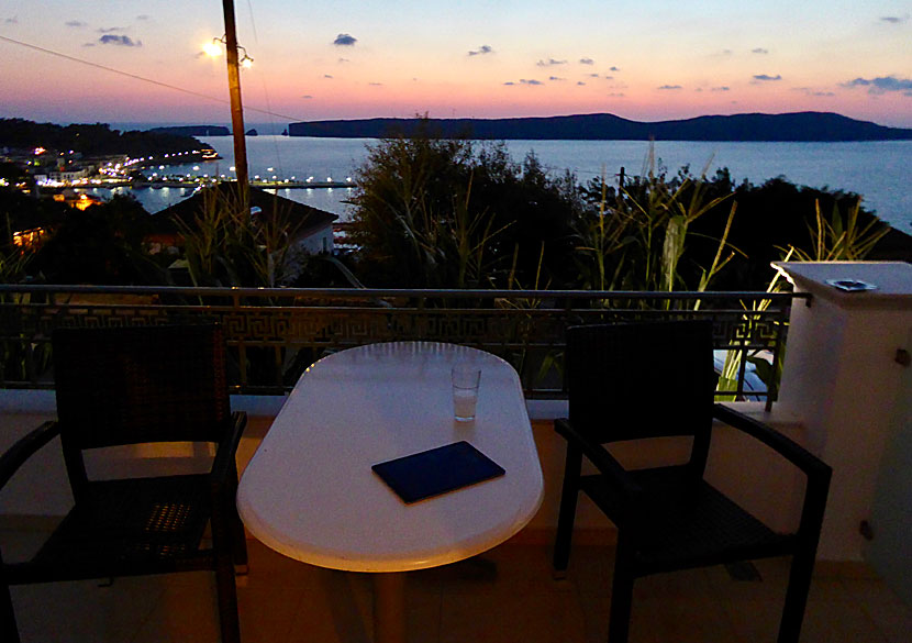 Balkonger med utsikt på Hotel Anezina i Pylos på Peloponnesos. 