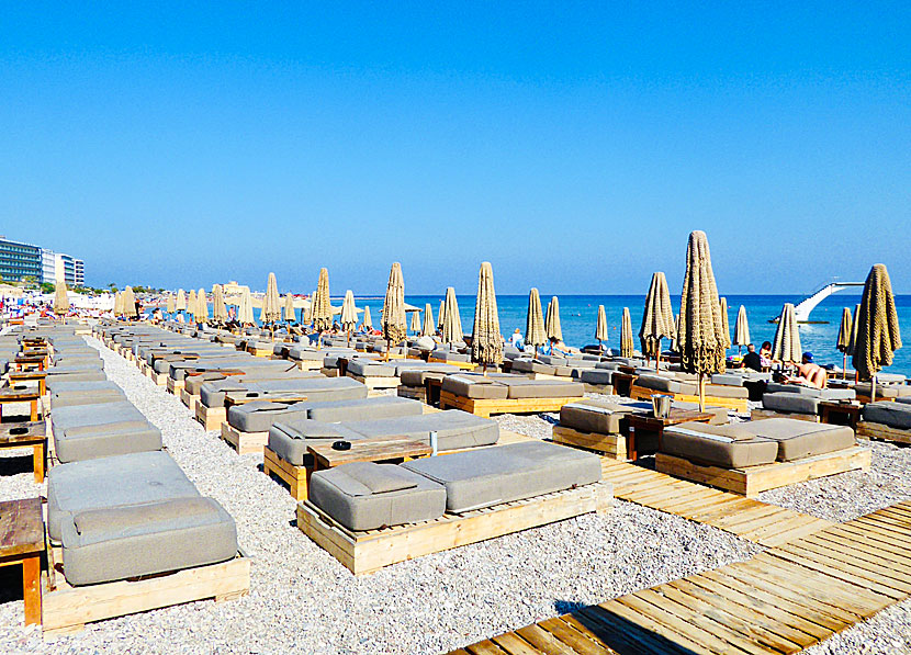 Solstolarna på Elli beach i Rhodos stad är mycket dyra.