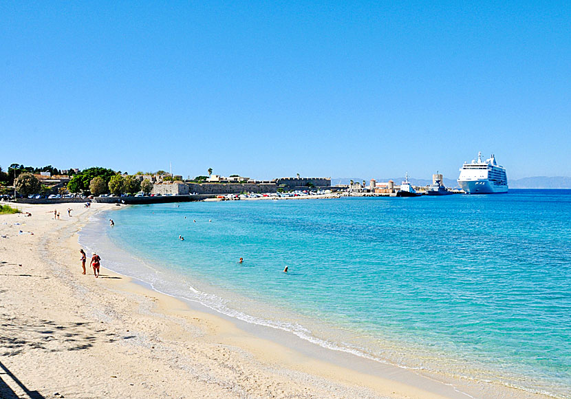 Hamnstranden utanför Rhodos gamla stad.