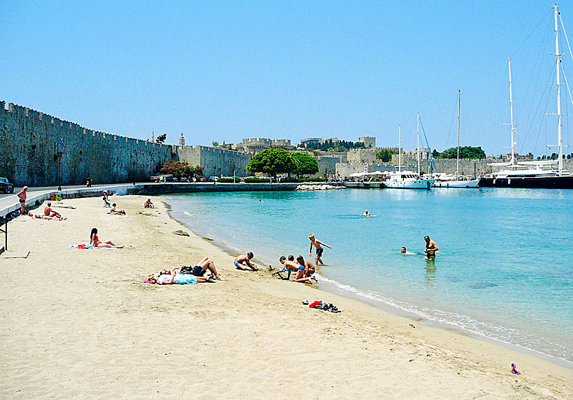 Akti Sachtouri beach utanför Arsenal Gate vid ringmuren i Rhodos gamla stad.