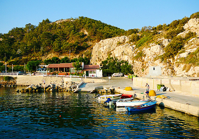 Hamnen i Kamiros Skala ligger cirka 45 km sydväst om Rhodos stad.