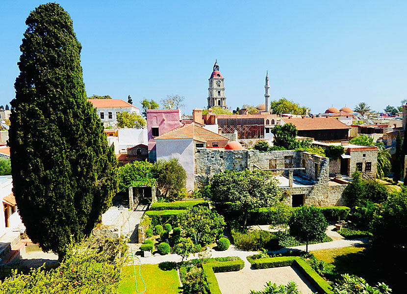 Klocktornet och minareten på Suleymaniye Mosque i Rhodos gamla stad. 