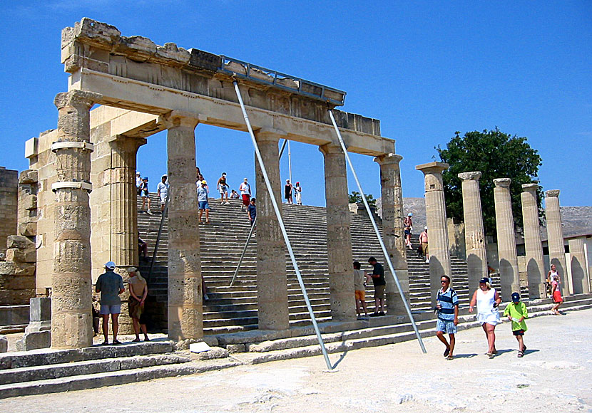 Den hellenistiska stoan på Akropilosklippan i Lindos på Rhodos.
