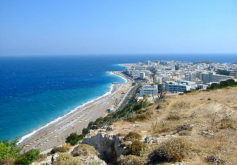 Den fantastiska utsikten från Monte Smith över Windy beach och Rhodos nya stad.