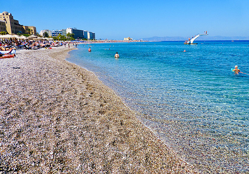 Elli beach nära gamla stan på Rhodos. 