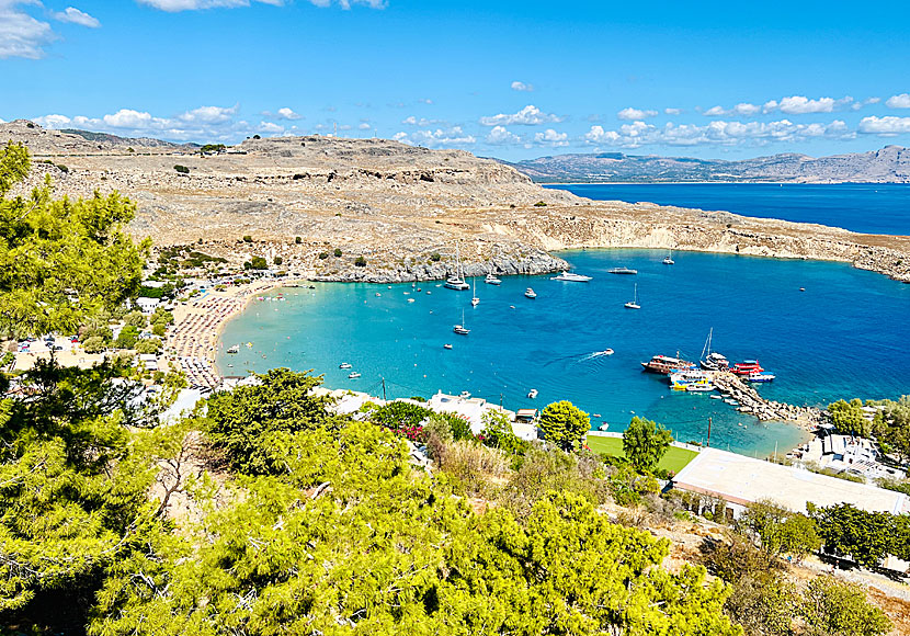 Lindos beach och Pallas beach sett från Akropolisklippan. 