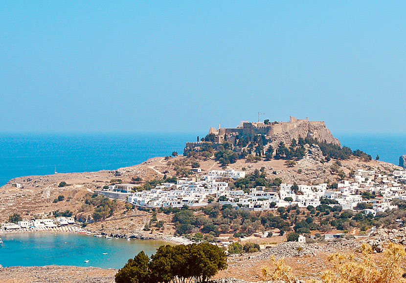 Lindos beach, Pallas beach, byn Lindos och Akropolisklippan på Rhodos i Grekland.