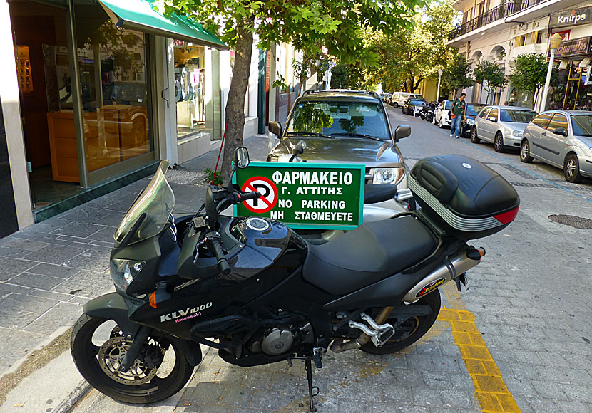 Det är extremt svårt att hitta parkeringsplatser i Rhodos stad.