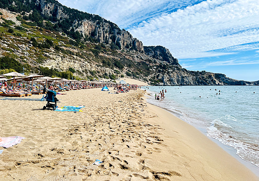 Den barnvänliga sandstranden Tsambika på Rhodos.