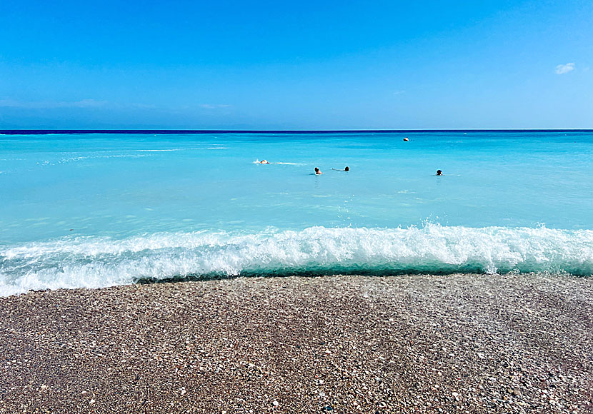 Höga vågor och undervattenströmmar på Windy beach i Rhodos stad.