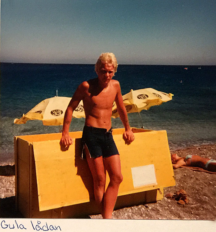 Club 33 hade mutat in en egen del av Eli beach på Rhodos 1979. På stranden fanns den "Gula lådan".