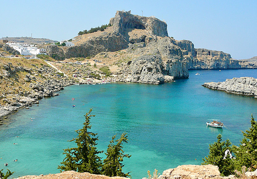 Byn Lindos sett från Agios Pavlos beach.