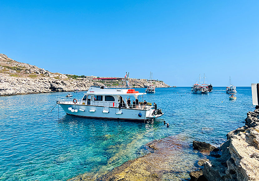 Utflyktsbåtar i Kallithea Springs Bay. 
