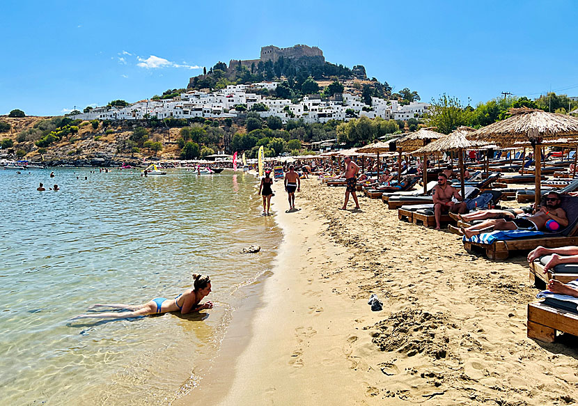 Akropolisklippan sett från stranden i Lindos.