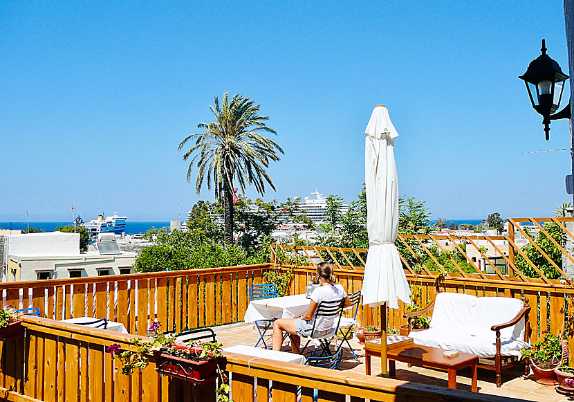 Utsikt från altanen på Kristinas Rooms i Rhodos gamla stad.