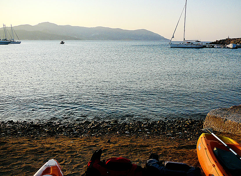 Sova på stranden i Grekland.