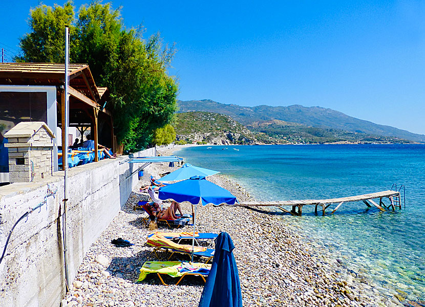 Sranden och tavernorna i Balos på Samos.