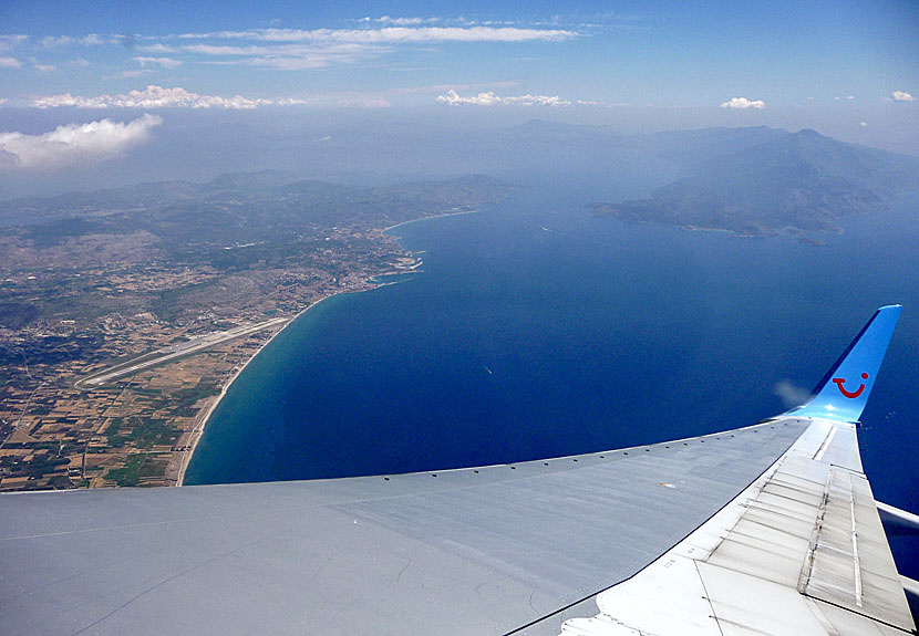 Den skakiga inflygningen till Samos flygplats i Pythagorion Grekland.