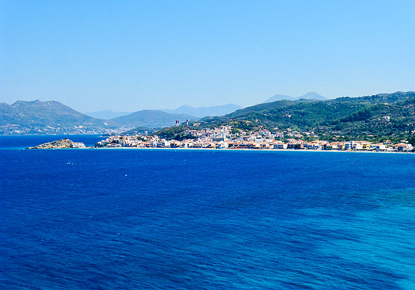 Kokkari sett från Lemonakia beach på norra Samos i Grekland.