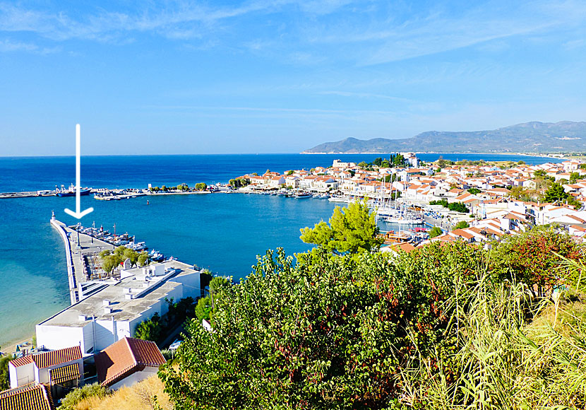 Statyn över Pythagoras står nära Remataki beach i Pythagorion på Samos.