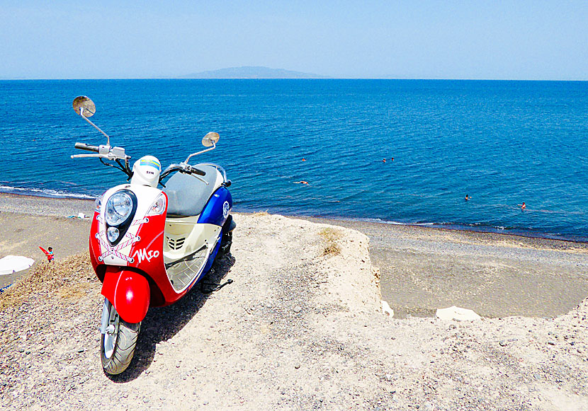 Hyra moped och fyrhjuling och köra till Baxedes beach och andra okända stränder på Santorini.