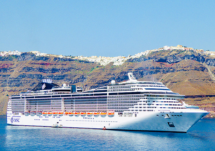 Kryssningsbåtarna som ankrar på Santorini är enormt stora.