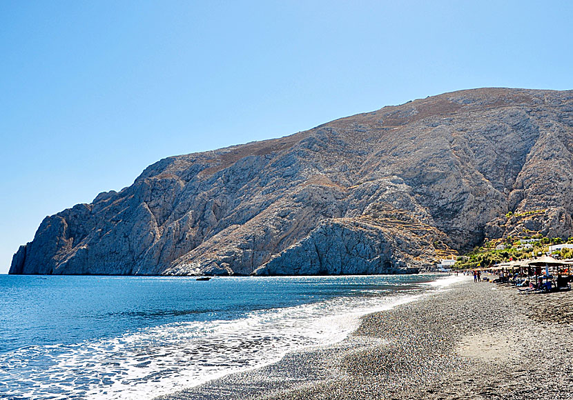 Berget Mesa Vouno sett från stranden i Kamari.