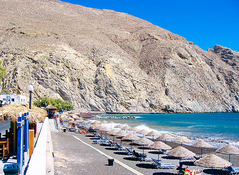 Perissa beach på Santorini ligger vid foten av Mount Mesa Vouno.