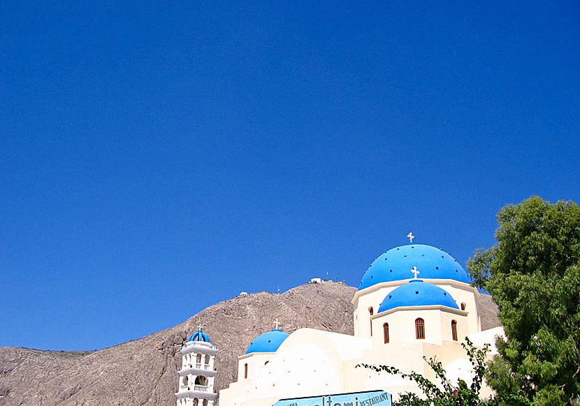 Perissa church ligger nära den gråsvarta sandstranden. 