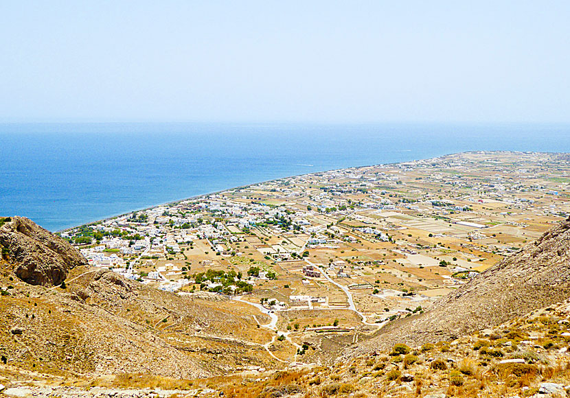 Vy över Perissa och Perivolos beach från Ancient Thira på Santorini.