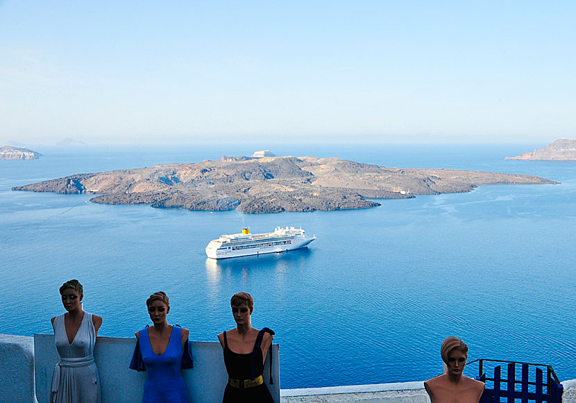 Vulkanerna Nea Kameni och Palia Kameni sett från Fira. 