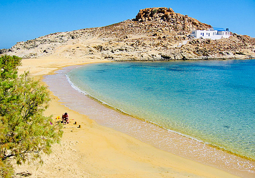 Stranden och kyrkan Agios Sostis på Serifos i Kykladerna.