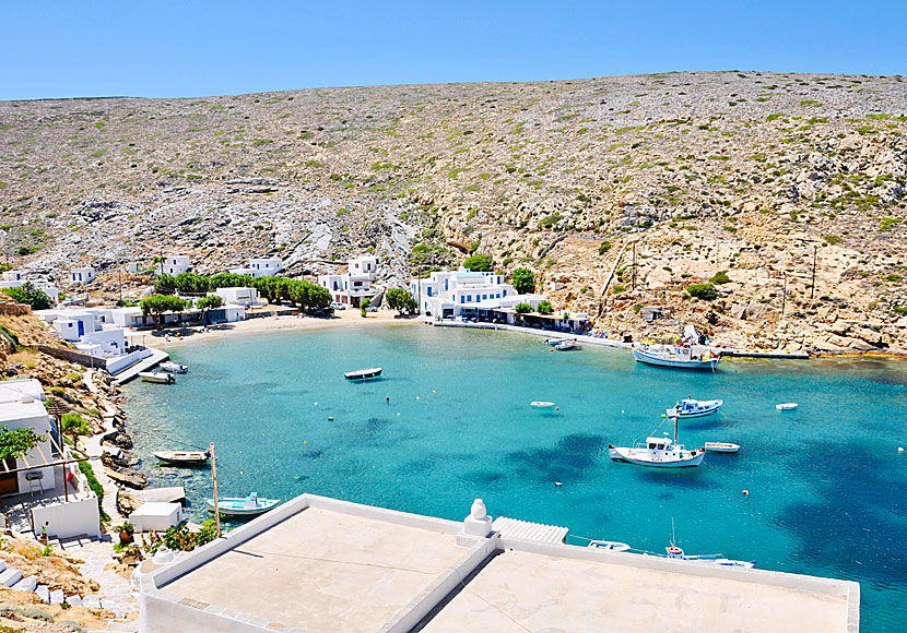 Köra bil och moped till Heronissos by och strand på norra Sifnos i Kykladerna.