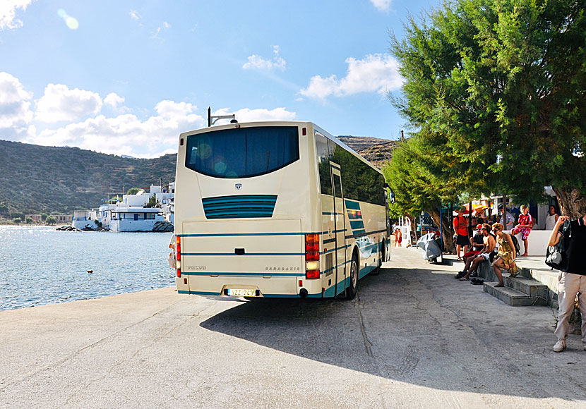 Busshållplats och busstidtabell i Faros på Sifnos.
