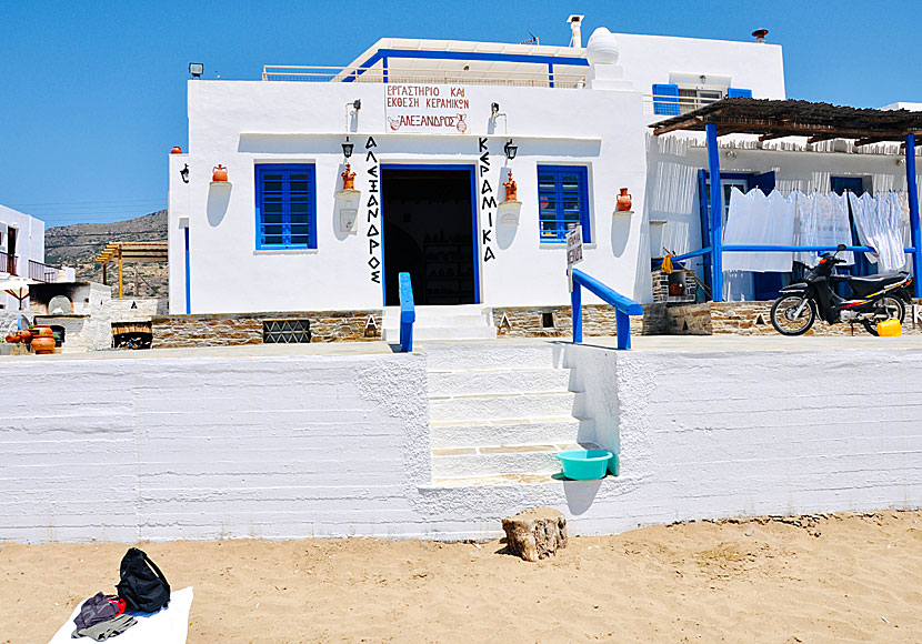 Keramikaffärer och keramikverkstäder på stranden i Platys Gialos på Sifnos.