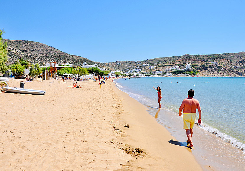 Platys Gialos beach på ön Sifnos i Grekland.