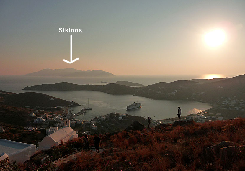 Solnedgången över Sikinos sett från Chora på Ios i Kykladerna.