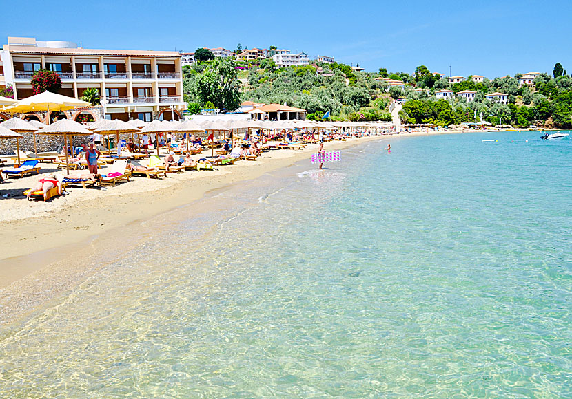 Missa inte Achladies beach när du besöker stränderna  Vromolimnos, Kolios och Agia Paraskevi på Skiathos.