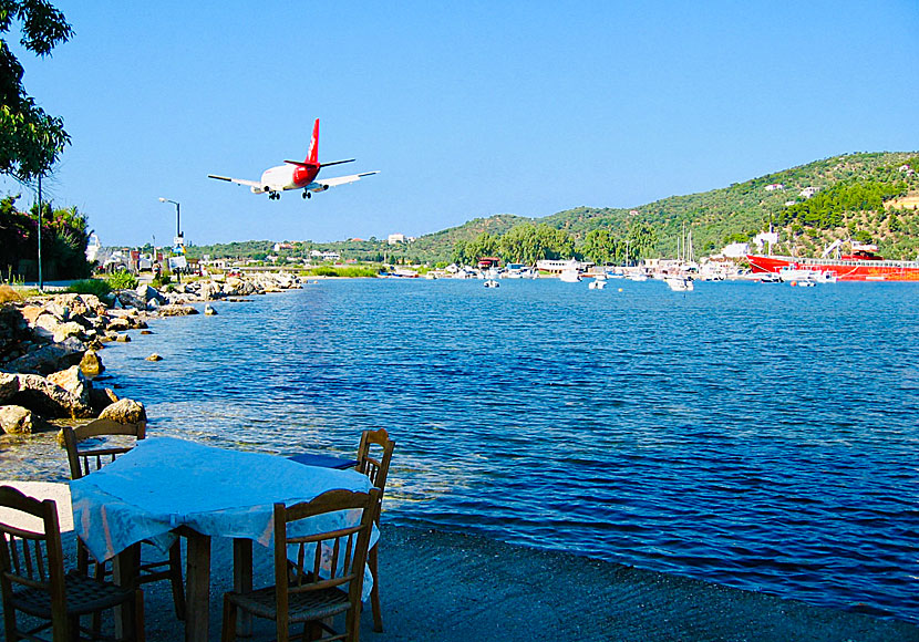 Ett plan på väg att landa på Skiathos lilla flygplats.