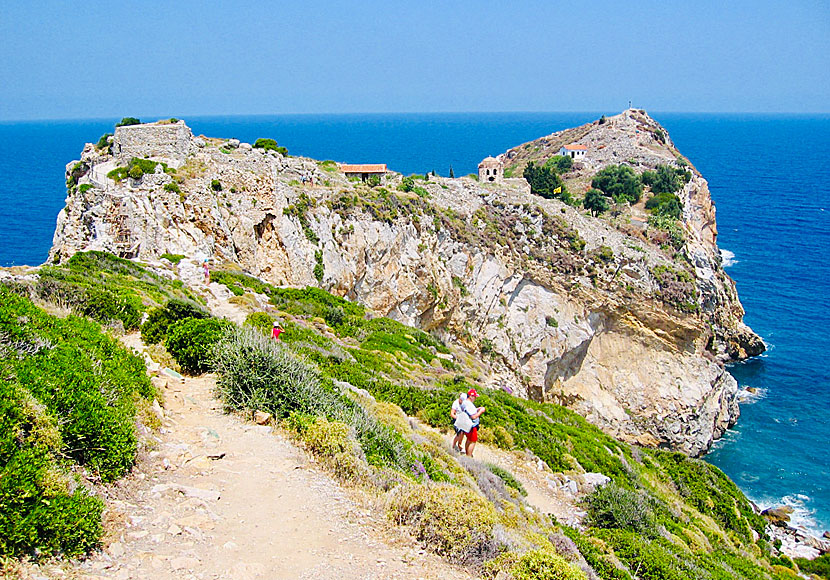 Skiathos gamla huvudstad Kastro ligger på en klippa högt ovanför havet.