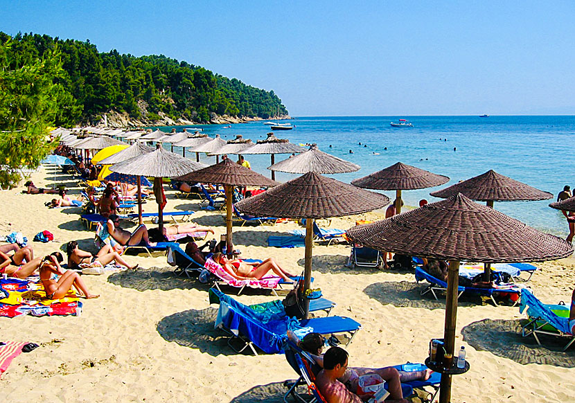 Hyra solsängar och parasoll på Vromolimnos beach. 