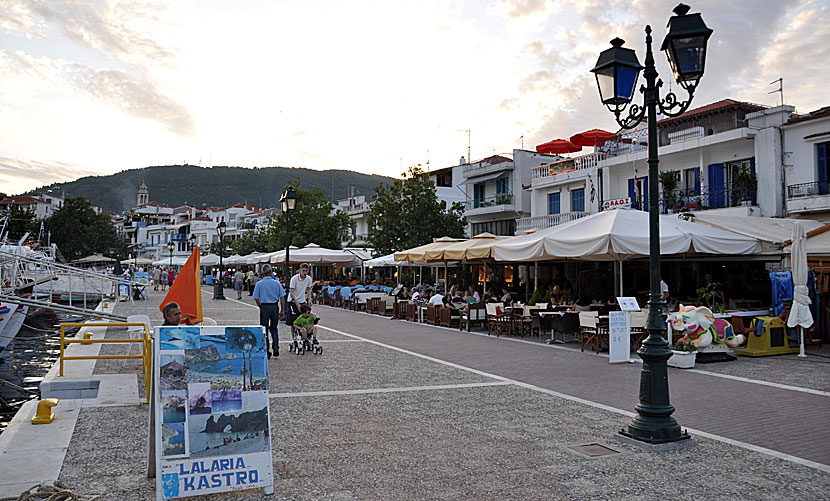 Utflyktsbåtar till Kastro och Lalaria i gamla hamnen på Skiathos.  