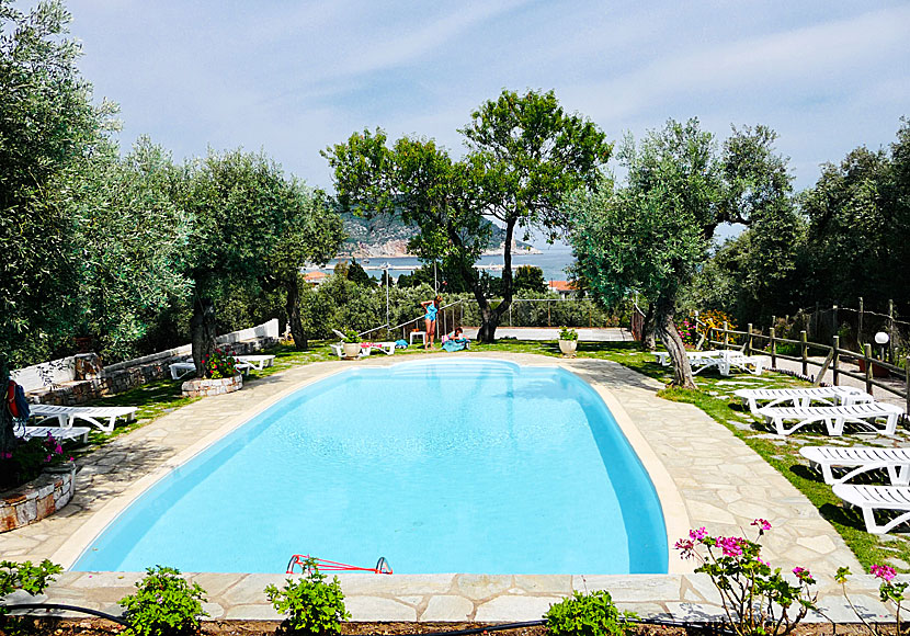 Del Sol Skopelos är ett mycket trevligt och familjärt pensionat med tennisbana och swimmingpool.