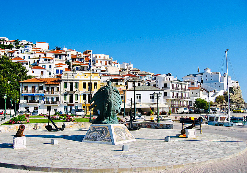 Den okände soldatens grav på hamnpromenaden i Skopelos stad.