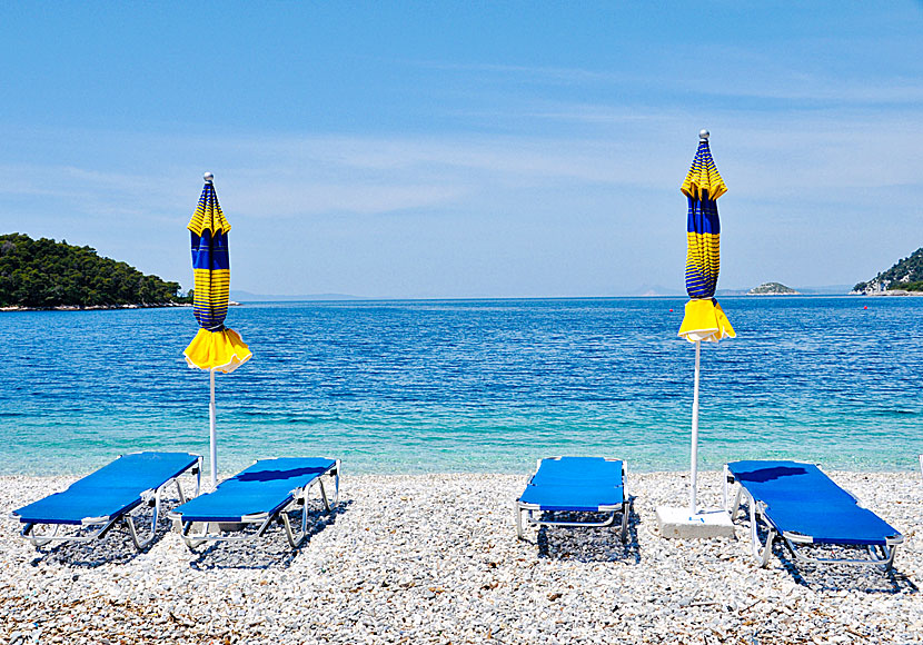Solstolarna och parasollen på stranden i Panormos är gula och blå. 