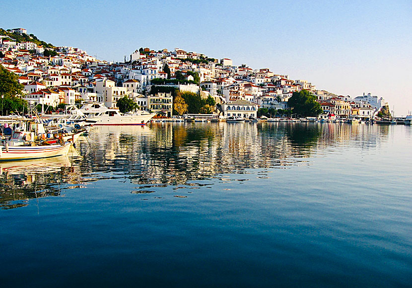 Skopelos stad på kvällen