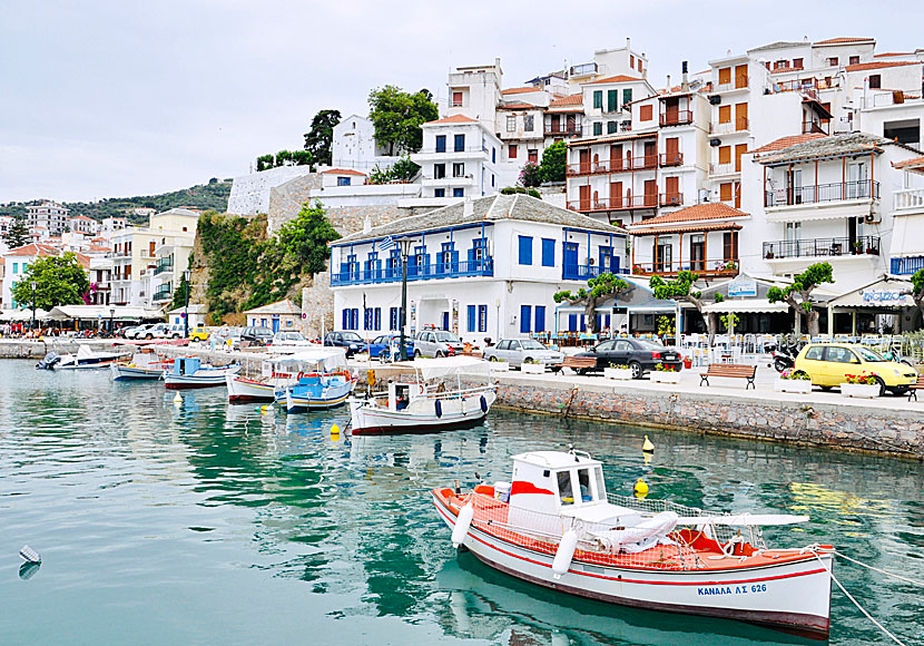 Vid Stadshuset i Skopelos stad finns många bra restauranger. 