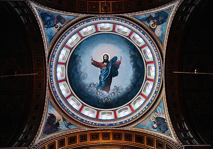 Det vackra innertaket i kyrkan Church of Resurrection i Ermoupolis på Syros.