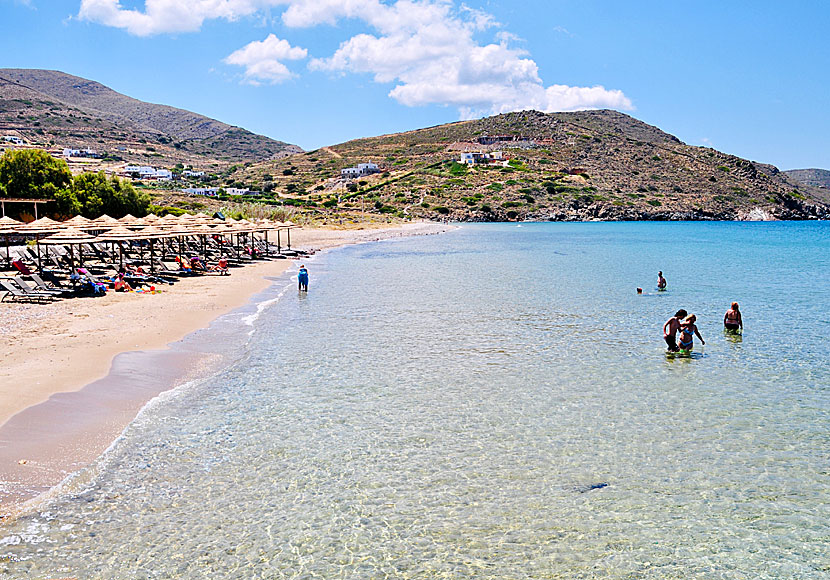 Delfini beach nära Kini på Syros i Kykladerna.